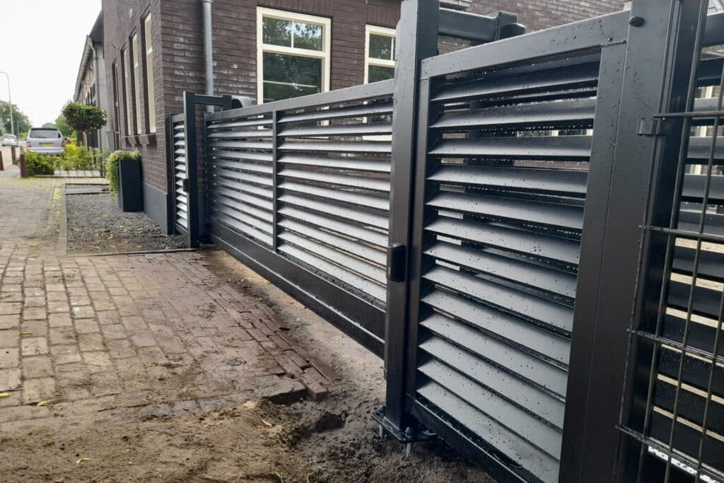 Schuine lamellen schuifpoort project nijverdal